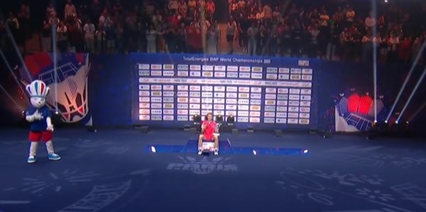 新葡萄8883官网AMG-石宇奇夺冠颁奖！赛后喜极而泣，颁奖展喜悦，手握金牌独享颁奖台