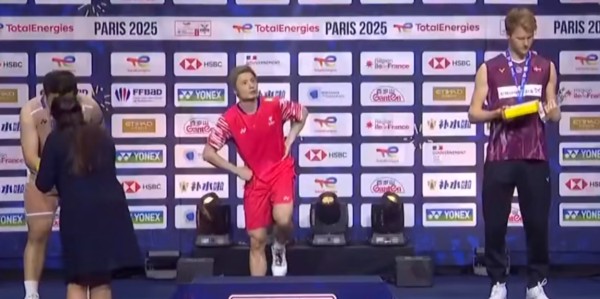 新葡萄8883官网AMG-石宇奇夺冠颁奖！赛后喜极而泣，颁奖展喜悦，手握金牌独享颁奖台