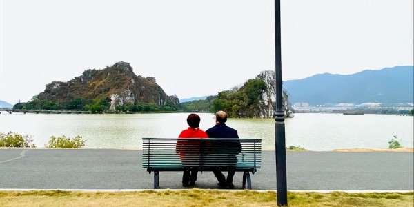 退休旅行顺道看望了几位老同学，我才发现：43年的同学情也淡如水