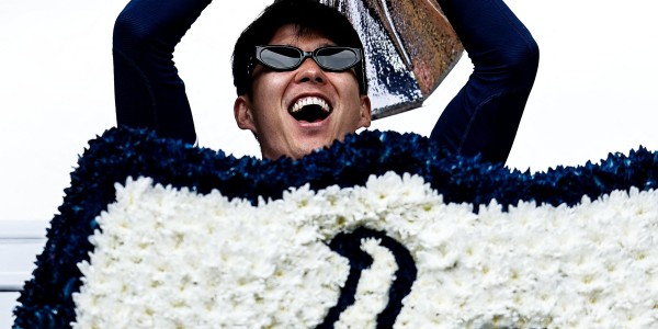 😎热刺夺冠游行图集：孙哥头戴墨镜，谁也不爱！