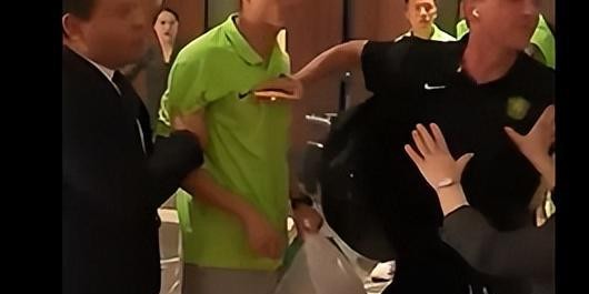 新葡萄8883官网AMG-从门外追到电梯！国安核心与球迷冲突，事后重新见面，相互道歉