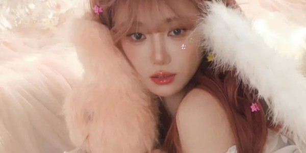 新葡萄8883官网AMG-小钰晒照：久违的写真进行中，八点起床的困死了