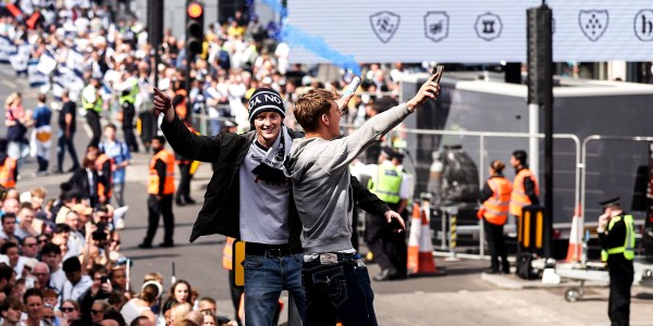 😎热刺夺冠游行图集：孙哥头戴墨镜，谁也不爱！